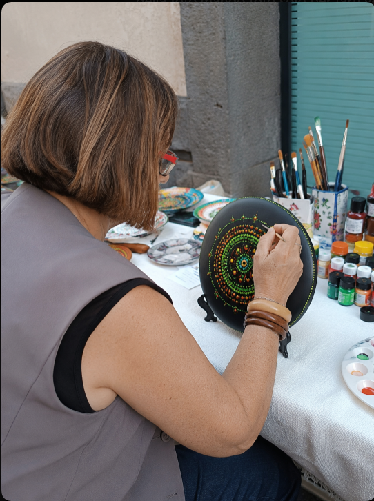 MariaConcetta al lavoro su un’opera dot art