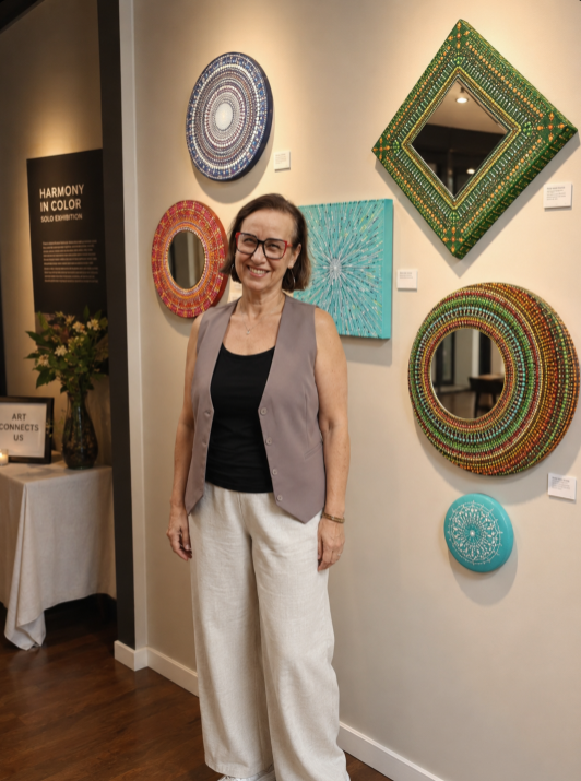 MariaConcetta mentre realizza un’opera dot art